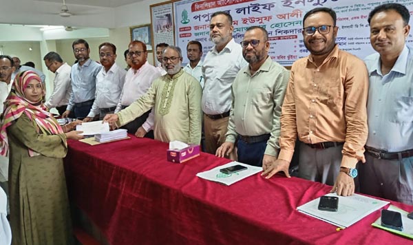 পপুলার লাইফের ফিন্যান্সিয়াল অ্যাসোসিয়েটদের প্রশিক্ষণ ও বীমাদাবির চেক হস্তান্তর