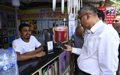 বাংলা কিউআর ব্যবহারে সচেতনতা বাড়াতে পূর্বাচলের নীলা মার্কেটে গভর্নর