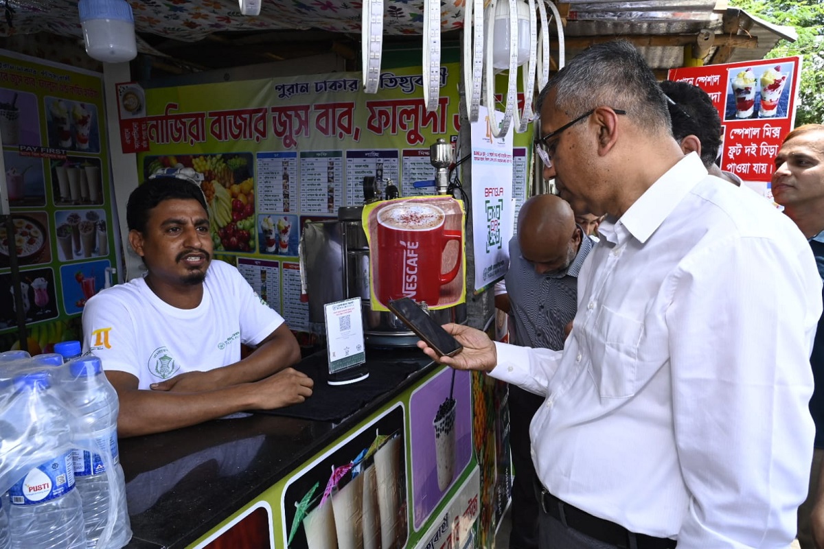 বাংলা কিউআর ব্যবহারে সচেতনতা বাড়াতে পূর্বাচলের নীলা মার্কেটে গভর্নর