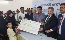 ঝিনাইদহে বেঙ্গল ইসলামি লাইফ ইন্স্যুরেন্স কর্তৃক মৃত্যু দাবির চেক হস্তান্তর