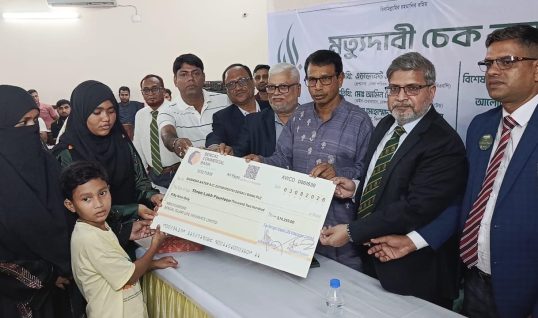 ঝিনাইদহে বেঙ্গল ইসলামি লাইফ ইন্স্যুরেন্স কর্তৃক মৃত্যু দাবির চেক হস্তান্তর
