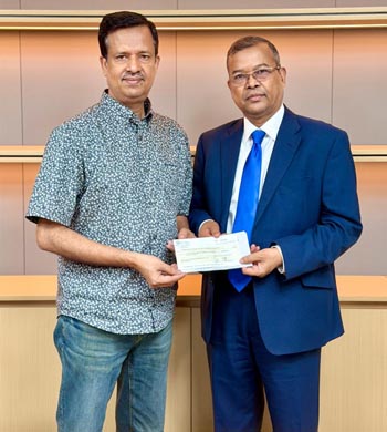 বাংলাদেশ ন্যাশনাল ইন্স্যুরেন্সের বীমা দাবির চেক হস্তান্তর