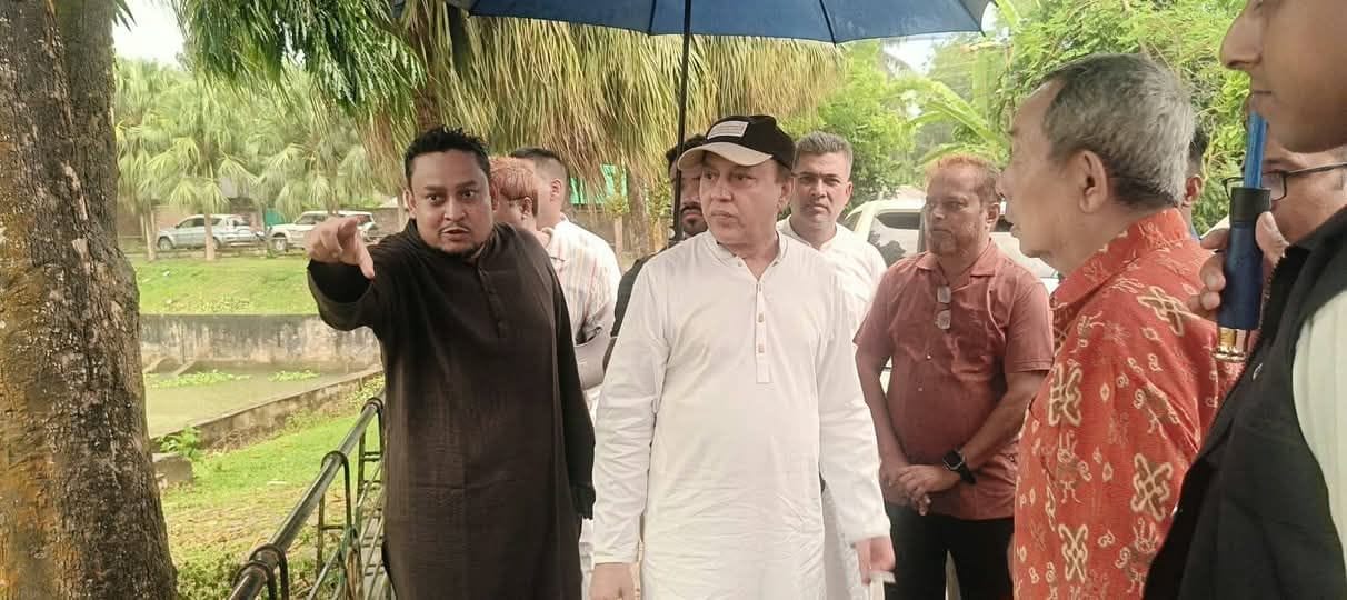 যে স্থাপনাগুলো একদিন গড়েছিলেন, সেগুলোর সামনে দাঁড়ালেন ওয়াদুদ ভূঁইয়া