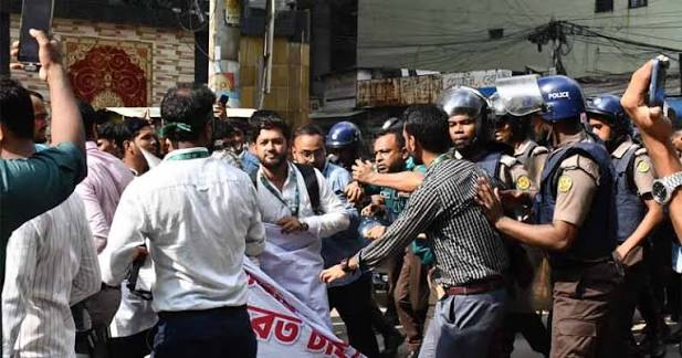 মতিঝিলে ইসলামী ব্যাংকের সামনে দুই পক্ষের সংঘর্ষ, আহত ৫৫