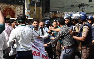 ইসলামী ব্যাংকের সামনে দুই পক্ষের সংঘর্ষে আহত ৫৫
