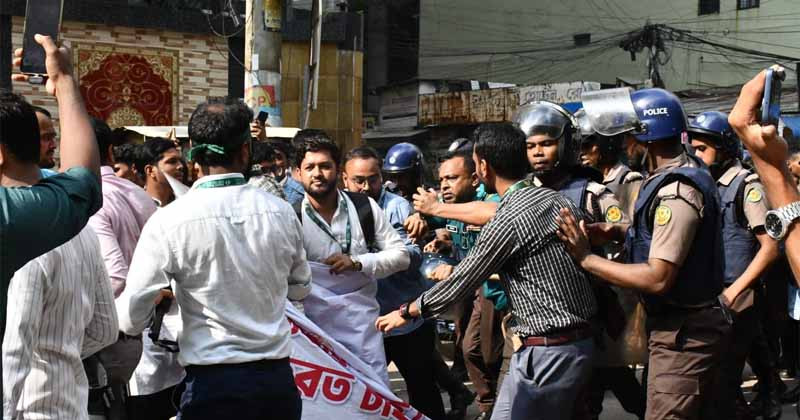 ইসলামী ব্যাংকের সামনে দুই পক্ষের সংঘর্ষে আহত ৫৫