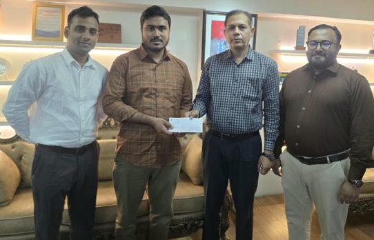 প্রোটেক্টিভ ইসলামী লাইফের ৫ লাখ টাকার মৃত্যুদাবির চেক হস্তান্তর