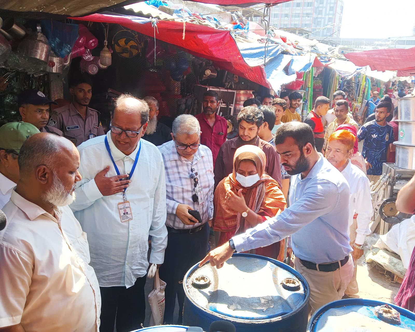 অস্বাস্থ্যকর পাত্রে ভোজ্যতেল বিক্রি, ঢাকায় তিন ব্যবসাপ্রতিষ্ঠানকে জরিমানা