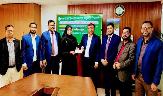 এনআরবি ইসলামিক লাইফের বীমা দাবির চেক হস্তান্তর