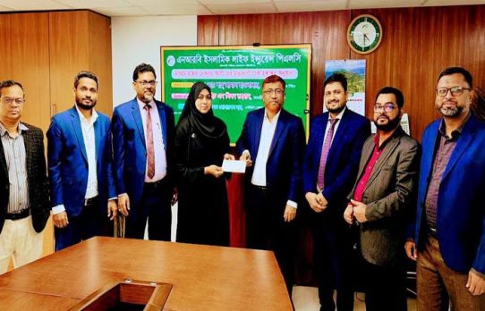 এনআরবি ইসলামিক লাইফের বীমা দাবির চেক হস্তান্তর