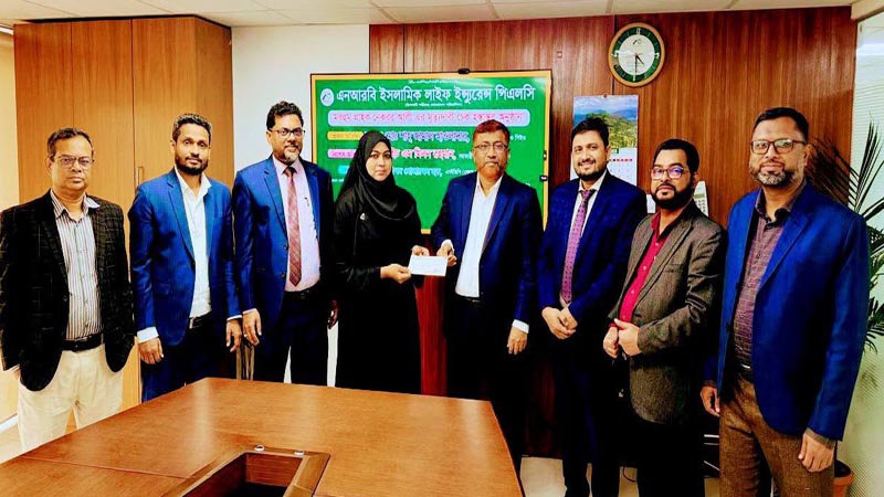 এনআরবি ইসলামিক লাইফের বীমা দাবির চেক হস্তান্তর