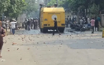 উত্তরায় পোশাককর্মীদের পুলিশের গাড়ি ভাঙচুর: পুলিশকে পিটিয়ে হাত ভাঙলো