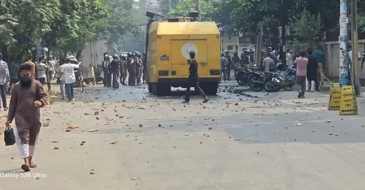 উত্তরায় পোশাককর্মীদের পুলিশের গাড়ি ভাঙচুর: পুলিশকে পিটিয়ে হাত ভাঙলো